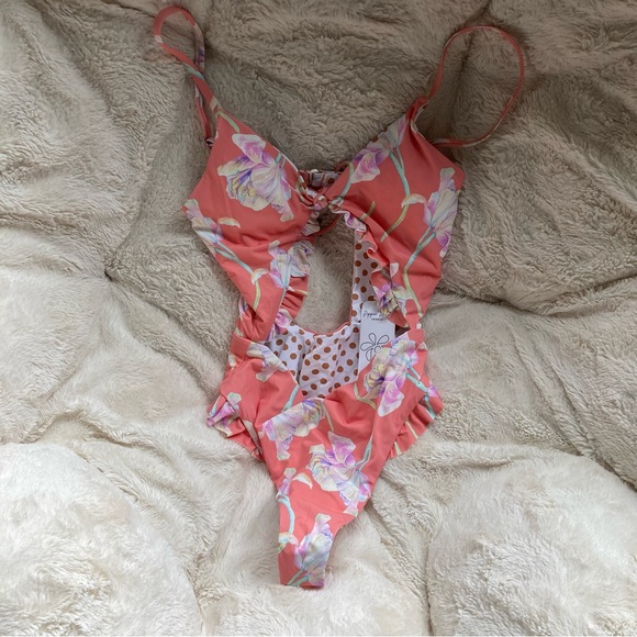 Like new washed but never worn. Dippin’ Daisy’s floral one piece swimsuit - Picture 1 of 5